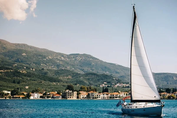 Oceanis 41.1 - Boatscribe.com