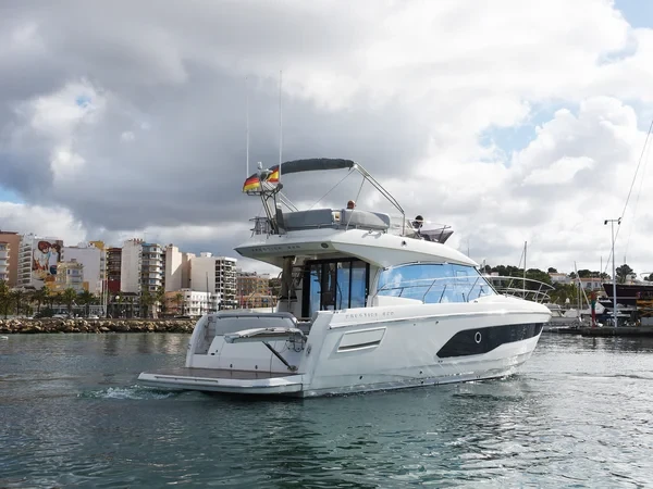 Prestige 42 - Boatscribe.com