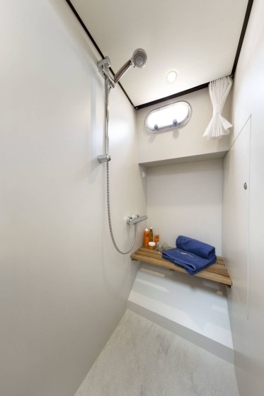 Grand Sturdy 40.0 Sedan - Boatscribe.com