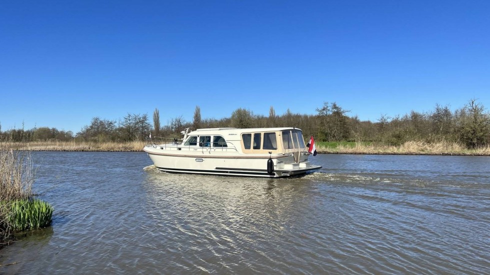 Grand Sturdy 40.0 Sedan - Boatscribe.com