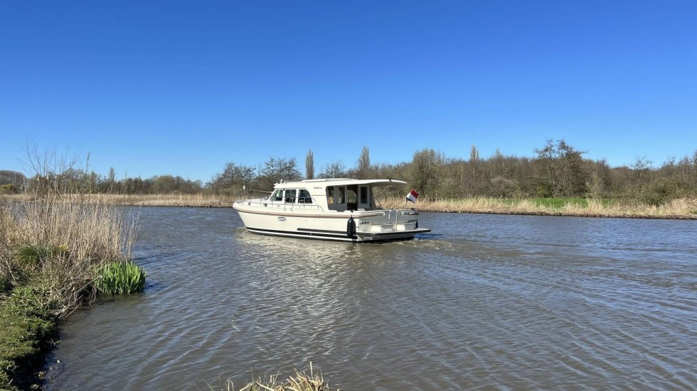 Grand Sturdy 40.0 Sedan - Boatscribe.com