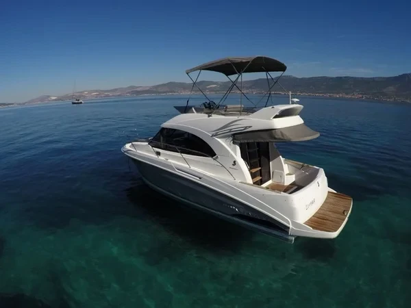 Antares 30 Fly - Boatscribe.com