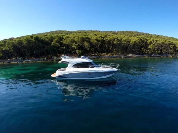 Antares 30 Fly - Boatscribe.com