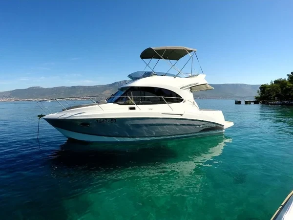 Antares 30 Fly - Boatscribe.com
