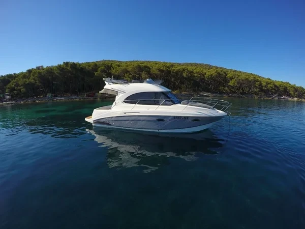 Antares 30 Fly - Boatscribe.com
