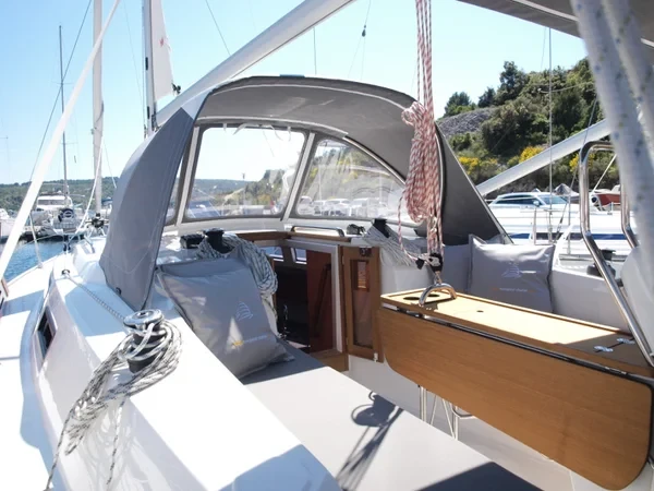 Bavaria 33 Cruiser - Boatscribe.com
