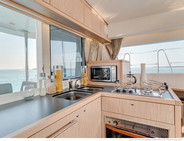 Lagoon 39  - Boatscribe.com