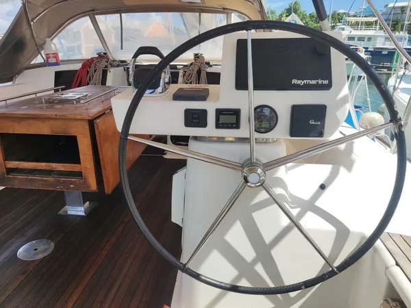 Dufour 520 GL - Boatscribe.com