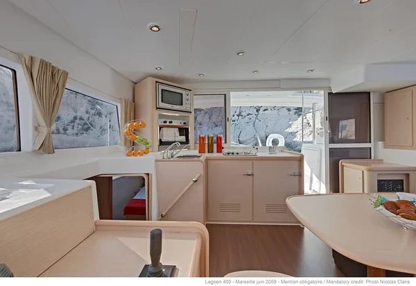Lagoon 40 - Boatscribe.com