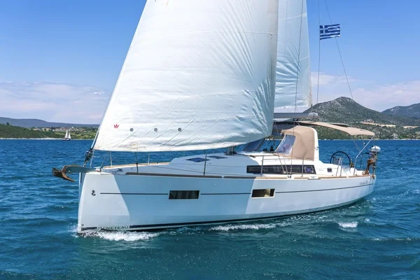 Oceanis 38 - Boatscribe.com