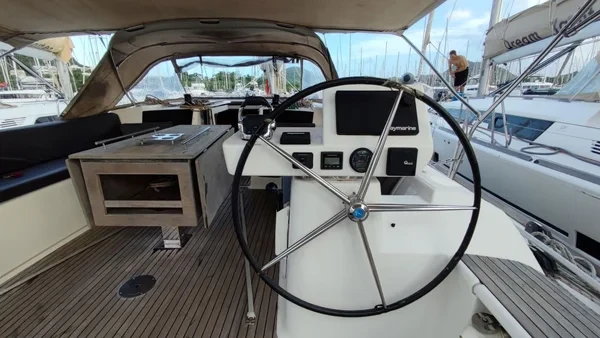 Dufour 520 GL - Boatscribe.com