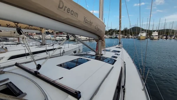 Dufour 520 GL - Boatscribe.com