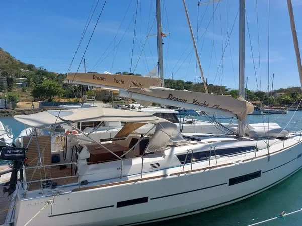 Dufour 520 GL - Boatscribe.com