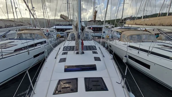 Dufour 520 GL - Boatscribe.com
