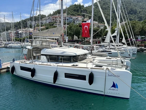 Lagoon 40 - Boatscribe.com
