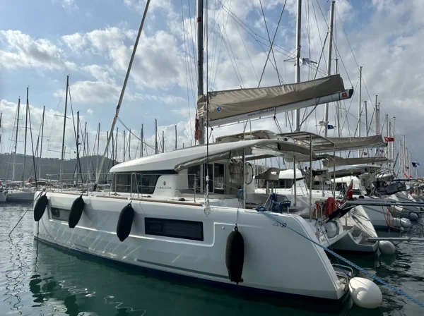 Lagoon 40 - Boatscribe.com