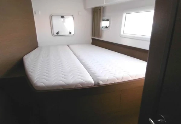 Lagoon 42 - Boatscribe.com