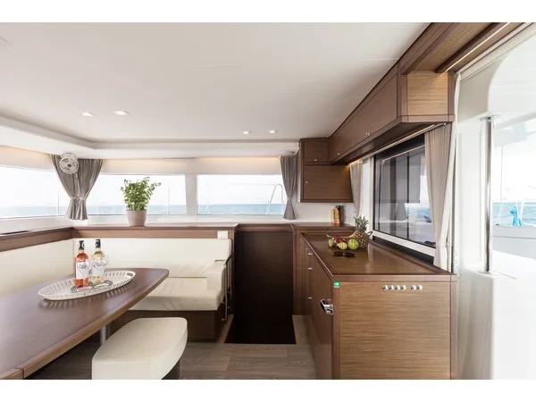 Lagoon 450 F - Boatscribe.com