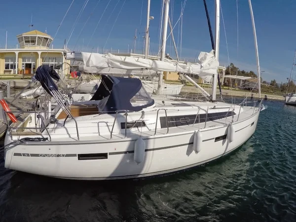 Bavaria 37 Cruiser - Boatscribe.com