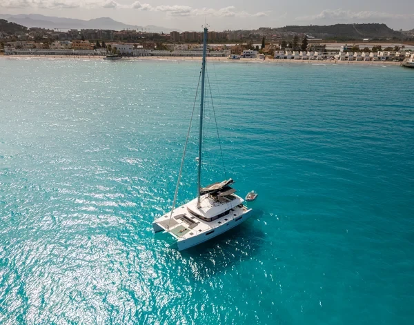 Lagoon 560 S2 - Boatscribe.com