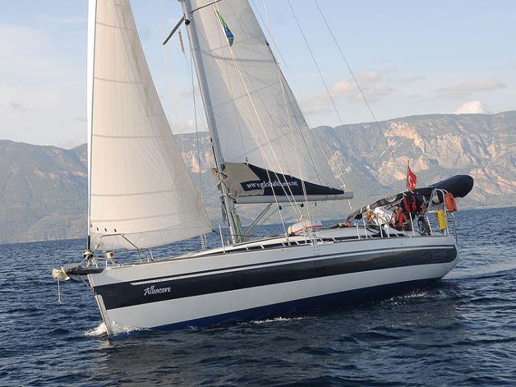 Harmony 42 - Boatscribe.com