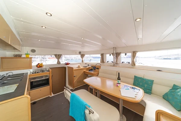 Lagoon 421 - Boatscribe.com