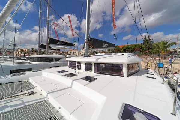 Lagoon 421 - Boatscribe.com