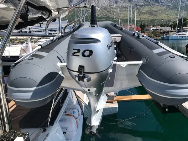 Lagoon 42 - Boatscribe.com