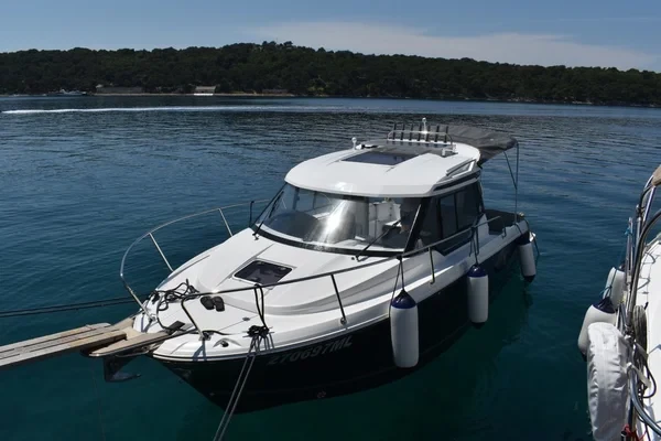 Merry Fisher 795 - Boatscribe.com
