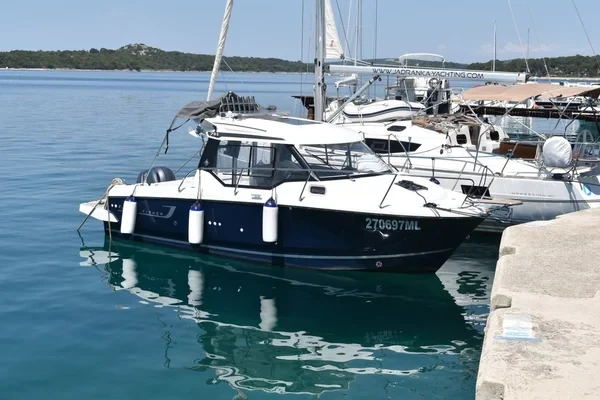 Merry Fisher 795 - Boatscribe.com