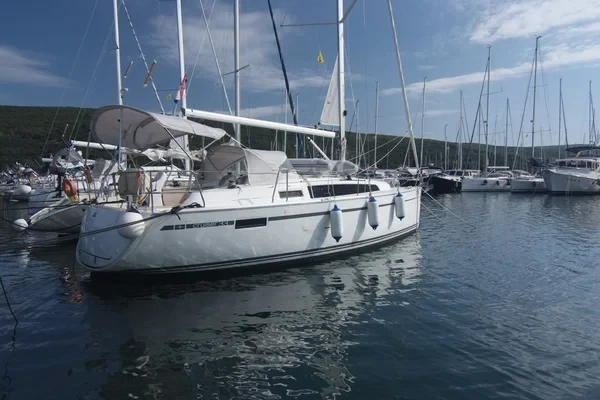 Bavaria 33 Cruiser - Boatscribe.com