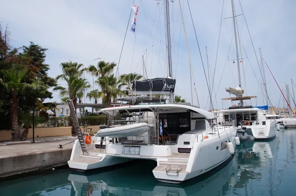 Lagoon 42 - Boatscribe.com