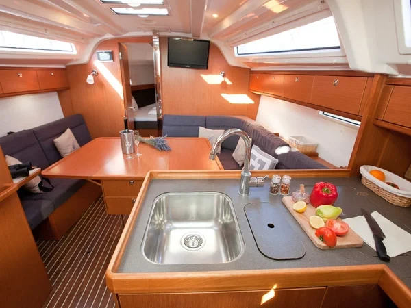 Bavaria 37 Cruiser - Boatscribe.com