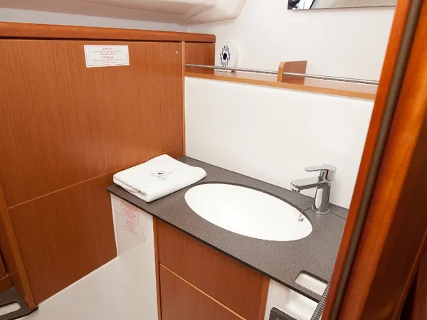 Bavaria 37 Cruiser - Boatscribe.com