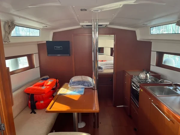 Oceanis 38.1 - Boatscribe.com