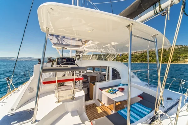 Lagoon 380 - Boatscribe.com