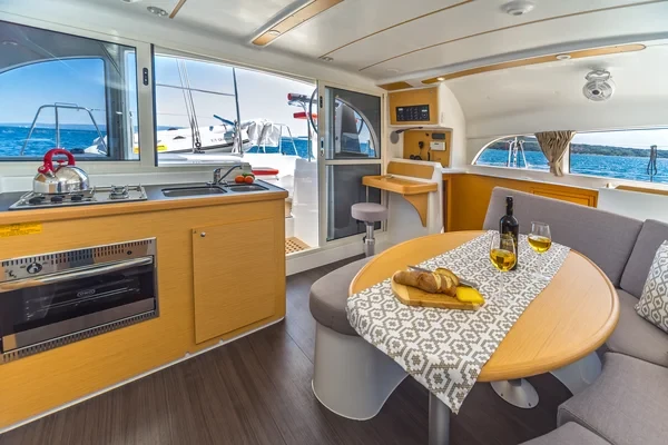 Lagoon 380 - Boatscribe.com