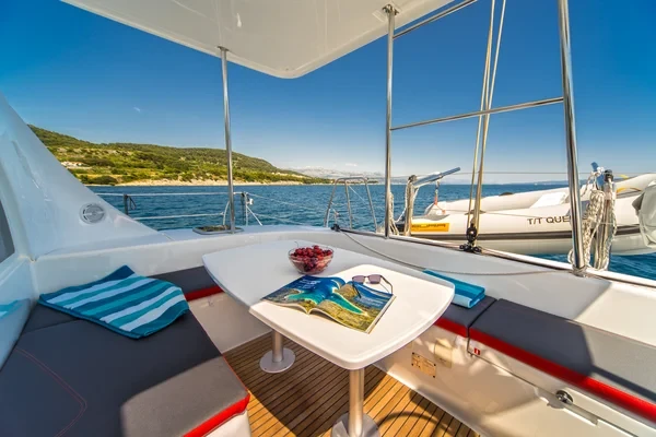 Lagoon 380 - Boatscribe.com