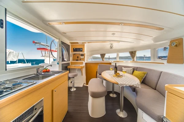 Lagoon 380 - Boatscribe.com