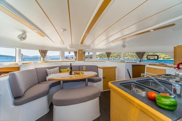 Lagoon 380 - Boatscribe.com