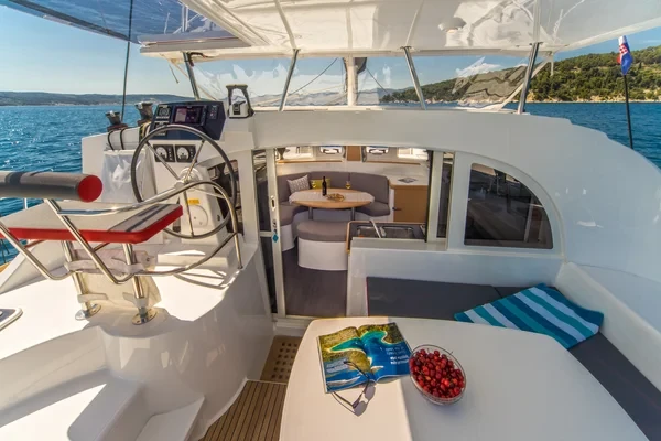 Lagoon 380 - Boatscribe.com