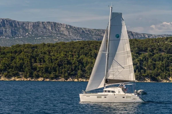 Lagoon 380 - Boatscribe.com