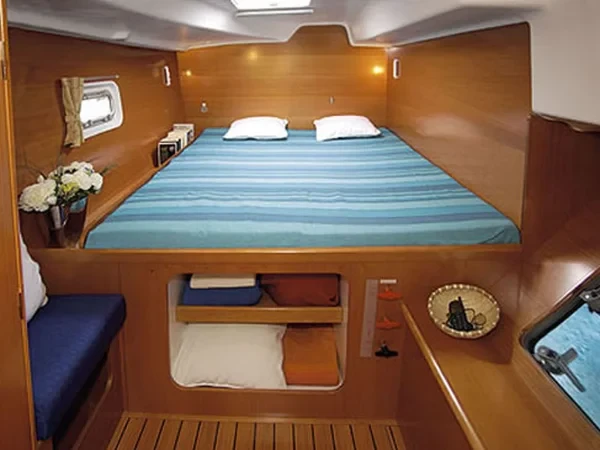 Lagoon 380 - Boatscribe.com