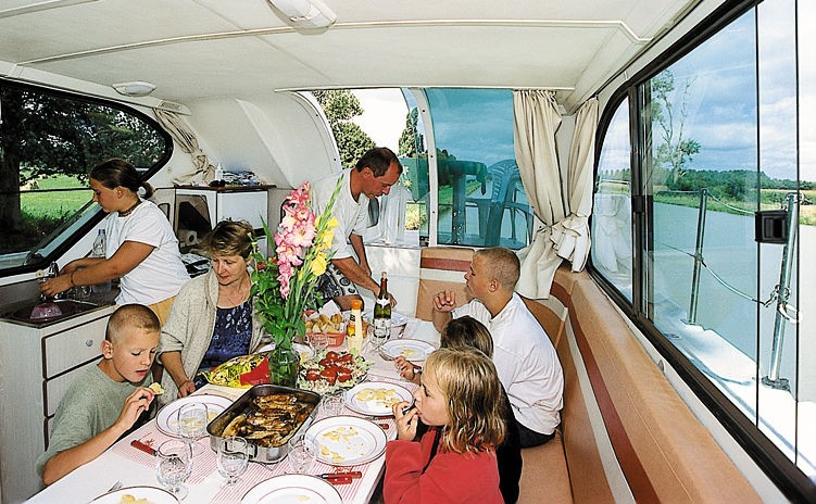 Sedan 1310 - Boatscribe.com