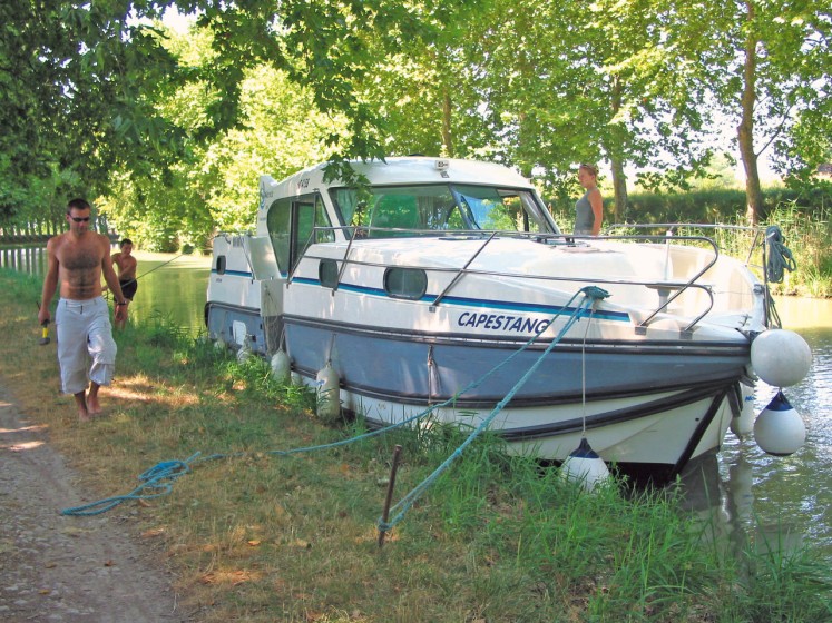 Sedan 1310 - Boatscribe.com