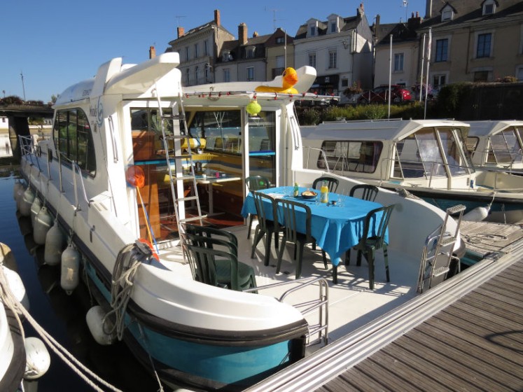 Sedan 1310 - Boatscribe.com