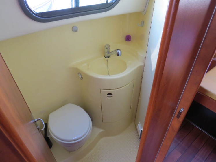 Sedan 1310 - Boatscribe.com