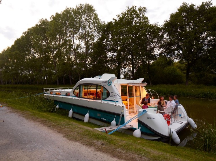 Sedan 1310 - Boatscribe.com