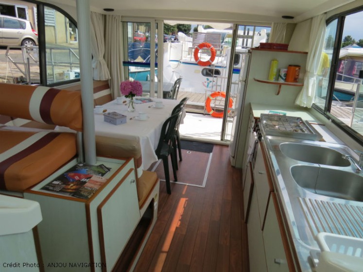 Sedan 1010 - Boatscribe.com