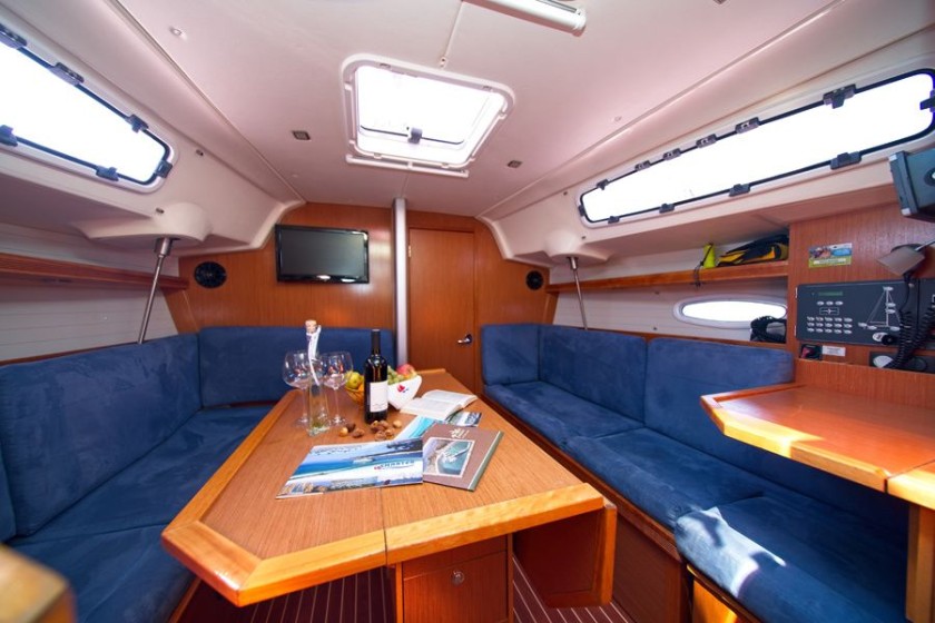 Bavaria 35 Cruiser - Boatscribe.com